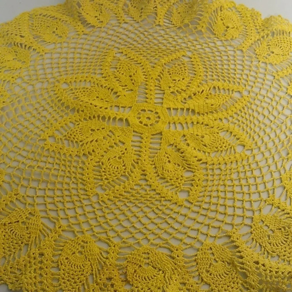 VINTAGE COTTON CROCHET BOHO 26" DIAMETER YELLOW HANDCRAFTED, CENTER TABLE SCAPE - Picture 11 of 11